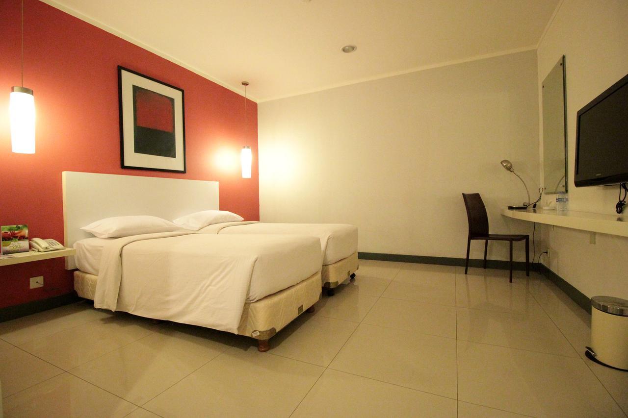 The Plaza Hotel Glodok Giacarta Esterno foto