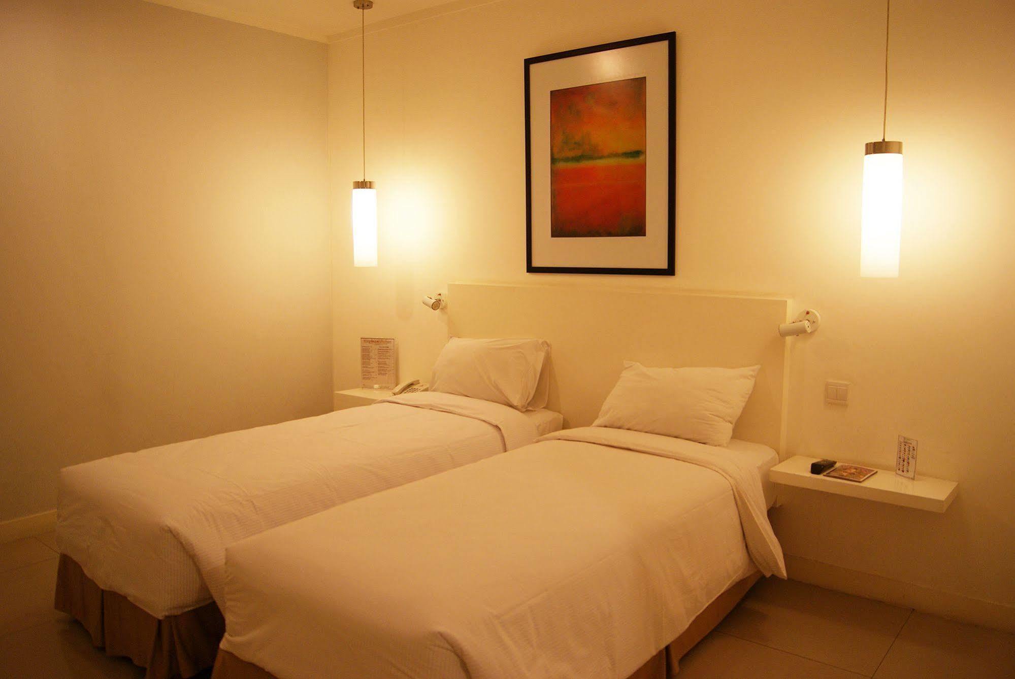 The Plaza Hotel Glodok Giacarta Esterno foto