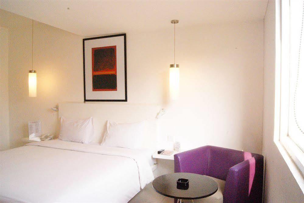 The Plaza Hotel Glodok Giacarta Esterno foto